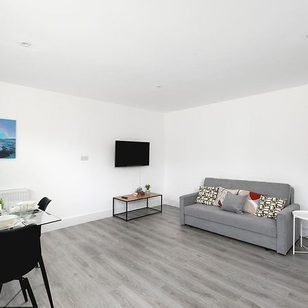 Cozy Apartments With King Size Beds Near Enfield Town & Chase Farm Train Stations With Wifi And Parking Eksteriør bilde