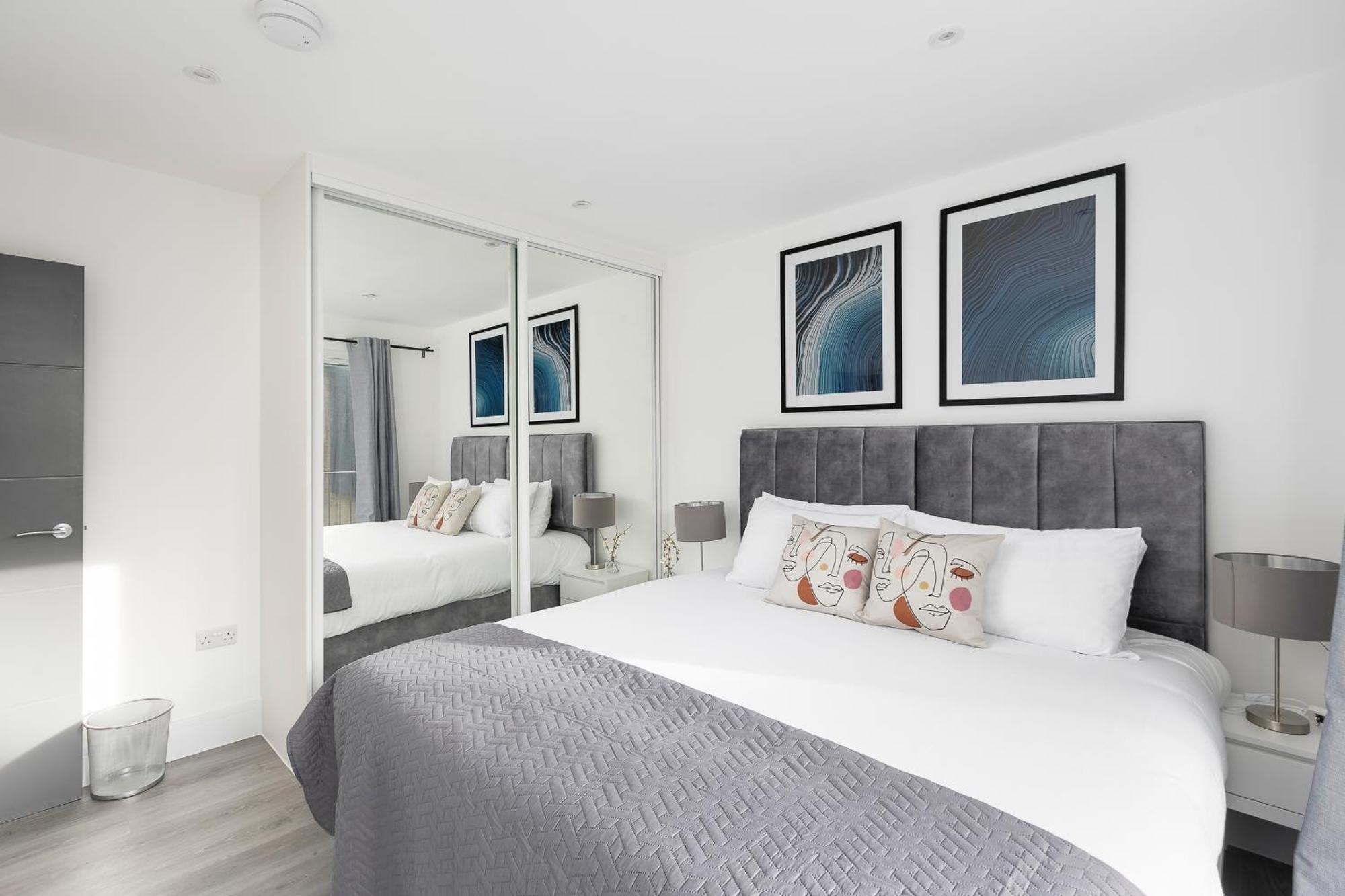 Cozy Apartments With King Size Beds Near Enfield Town & Chase Farm Train Stations With Wifi And Parking Eksteriør bilde