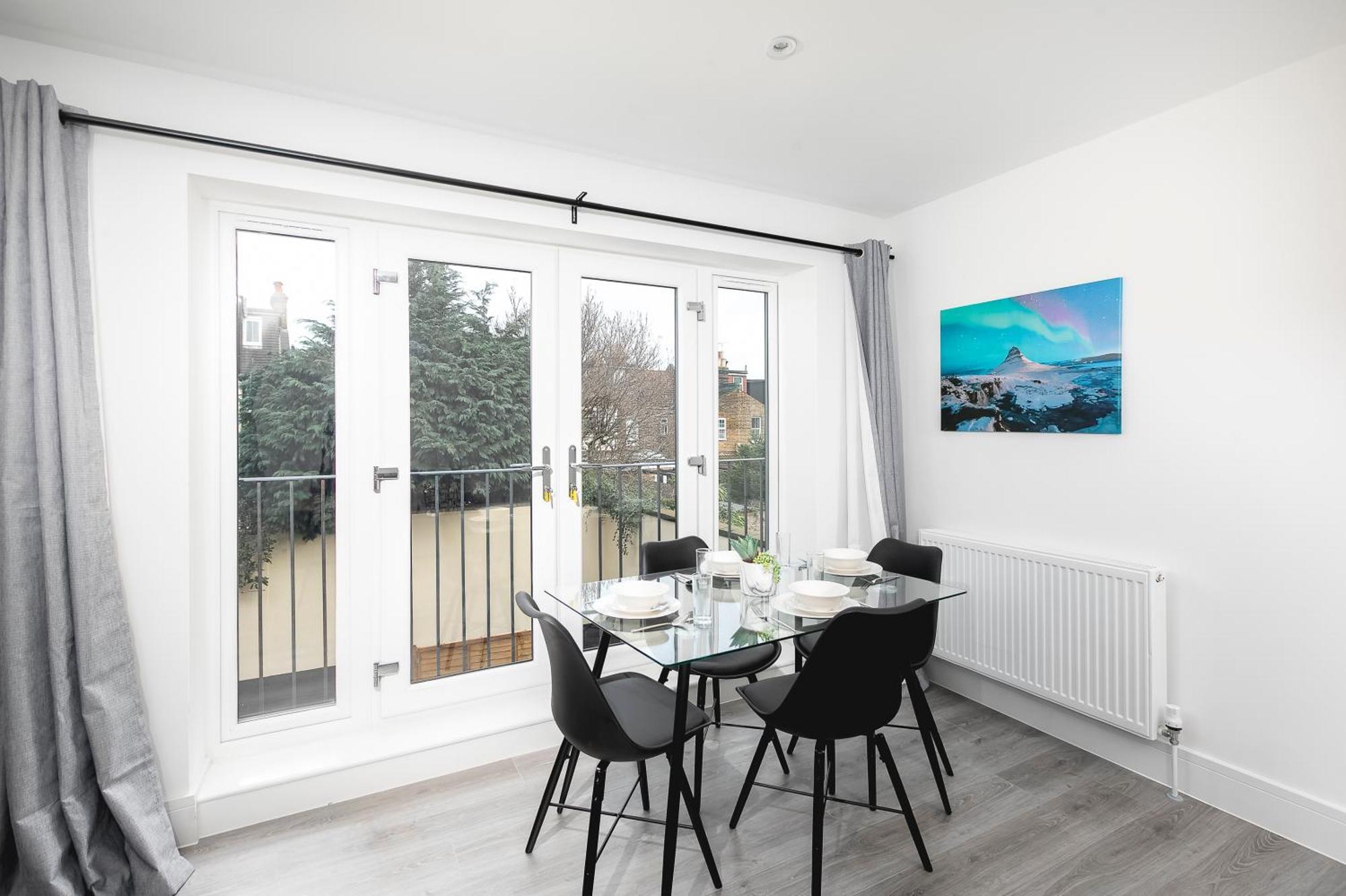 Cozy Apartments With King Size Beds Near Enfield Town & Chase Farm Train Stations With Wifi And Parking Eksteriør bilde