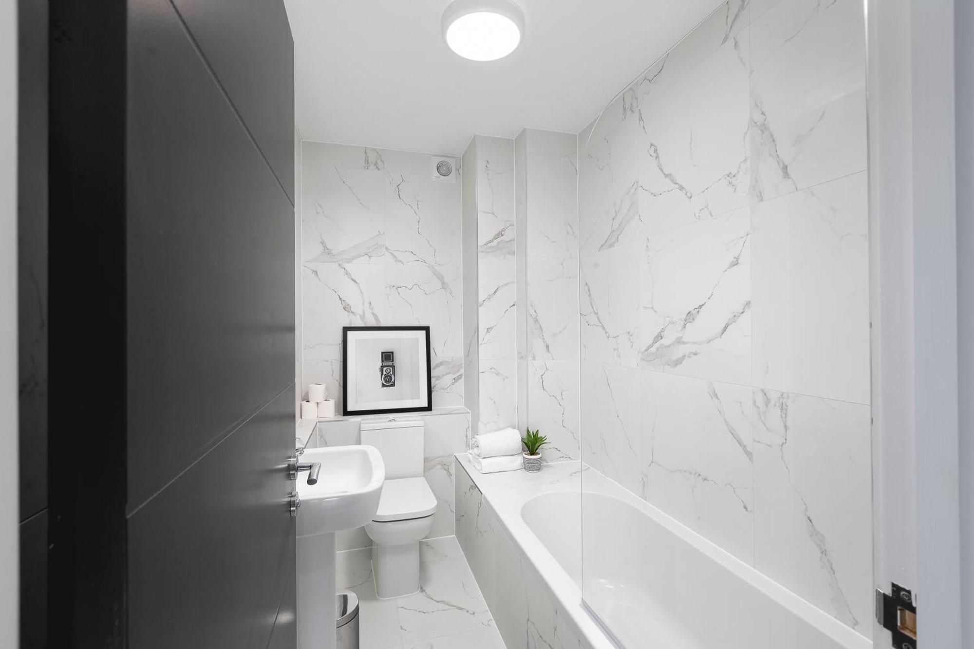 Cozy Apartments With King Size Beds Near Enfield Town & Chase Farm Train Stations With Wifi And Parking Eksteriør bilde