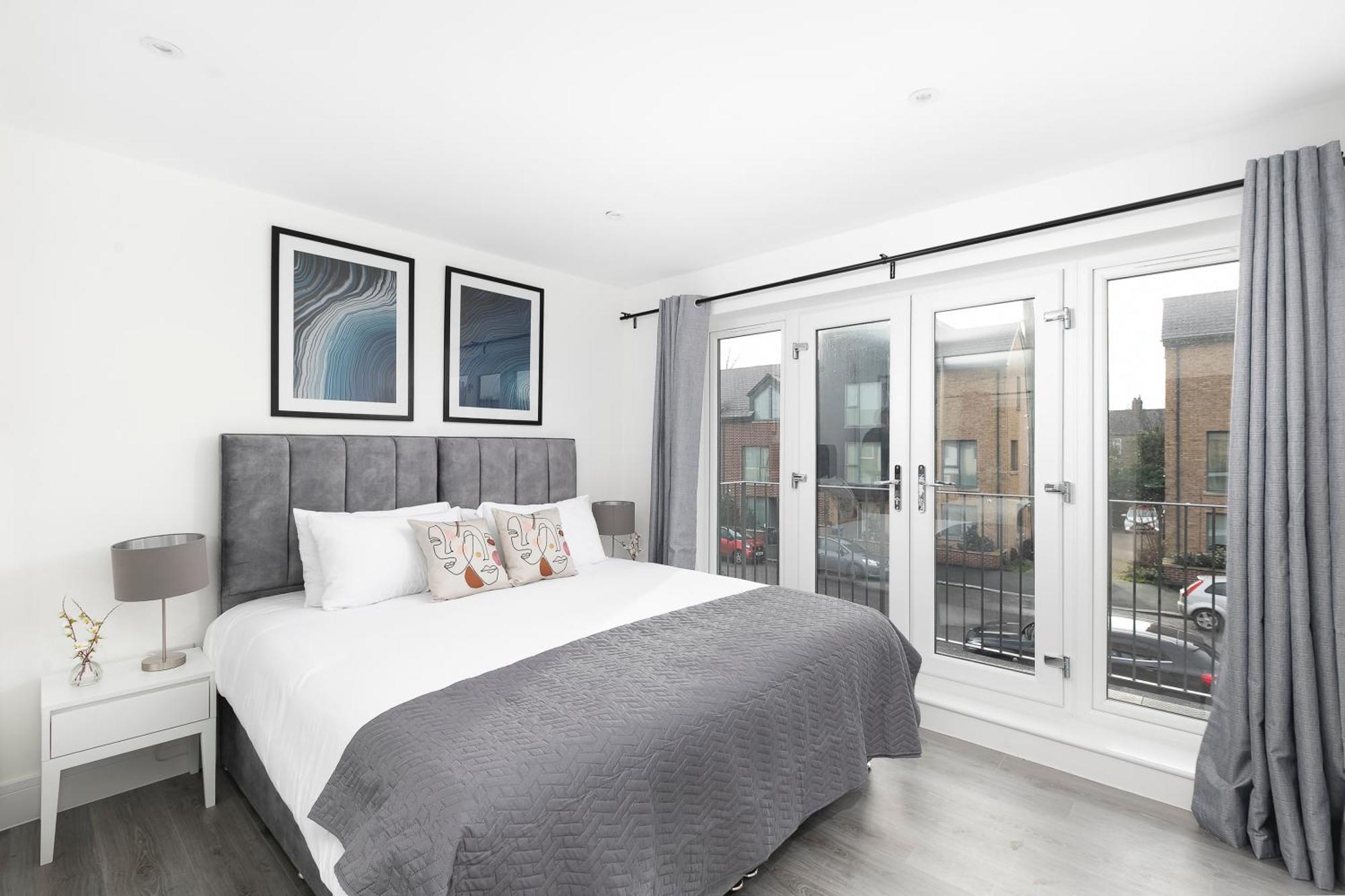 Cozy Apartments With King Size Beds Near Enfield Town & Chase Farm Train Stations With Wifi And Parking Eksteriør bilde